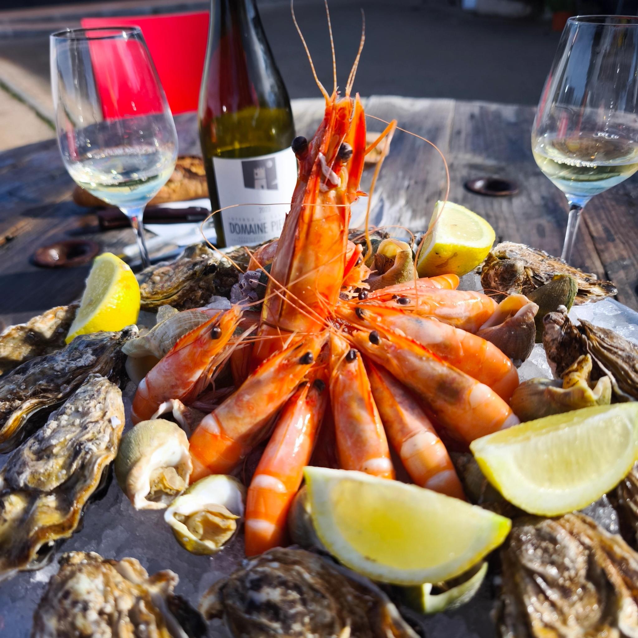 Assiette de fruit de mer et vin blanc