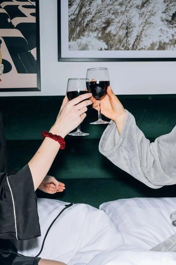 Amis dégustant un bon verre de vin rouge - Caviste en ligne