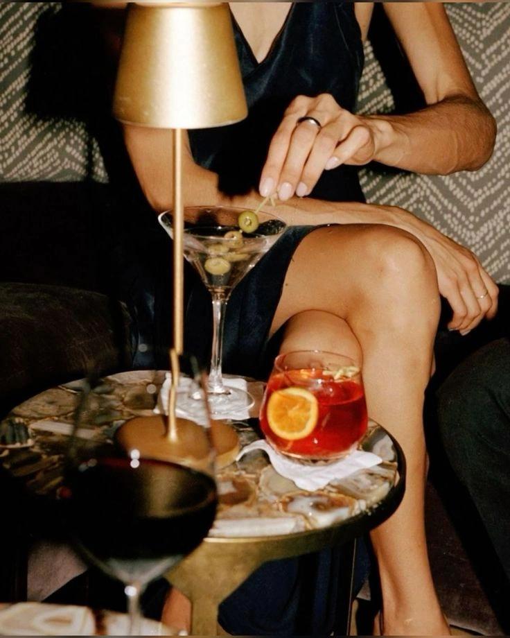 Une femme buvant des cocktails