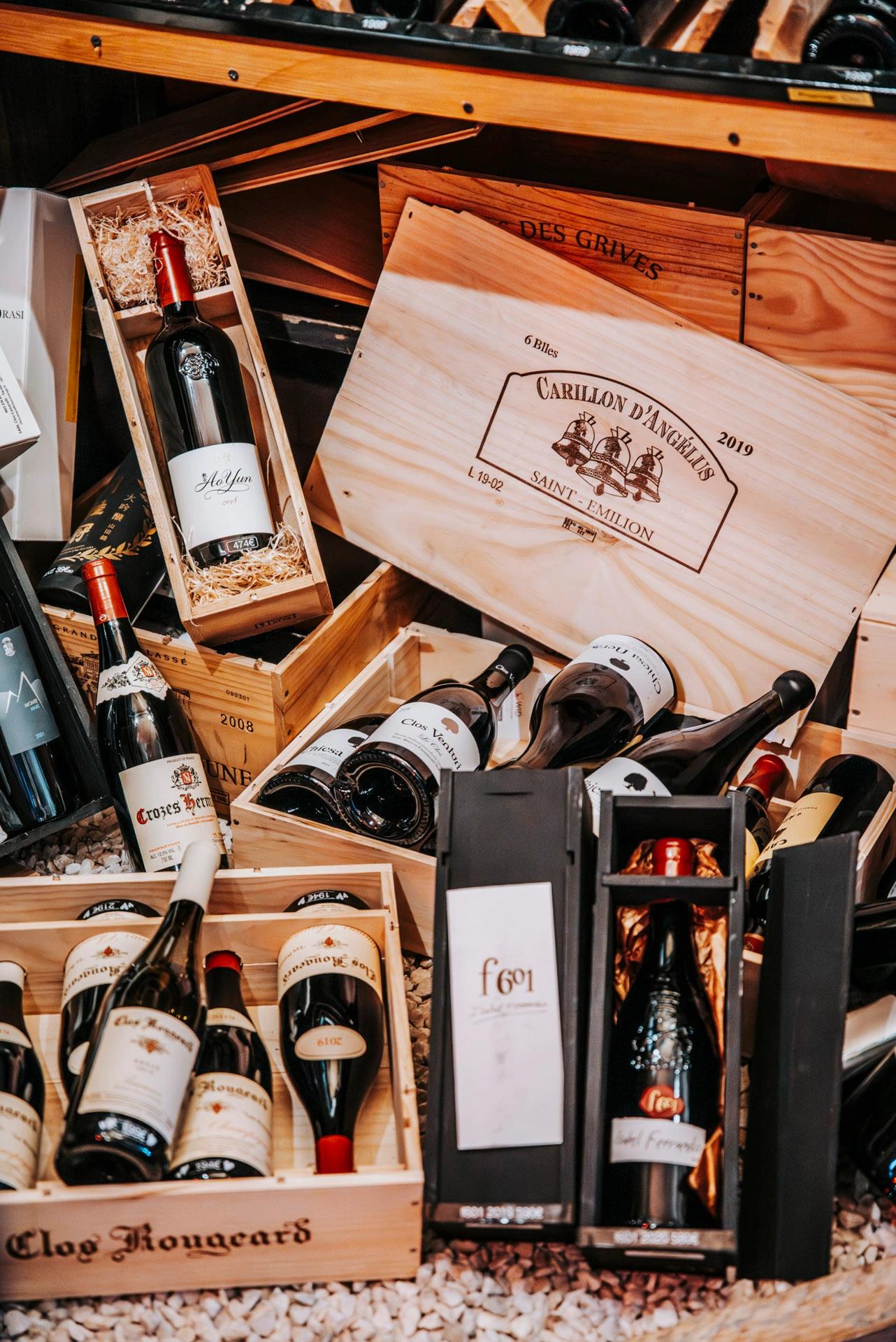 Des bouteilles de vin dans des caisses