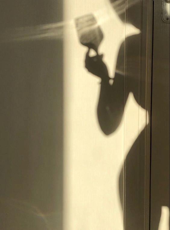 Femme tenant un verre de vin