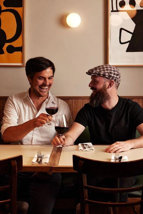 Deux amis qui partagent un verre de vin rouge